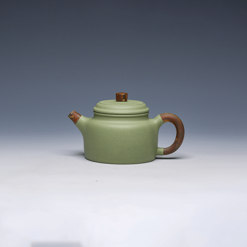 De Zhong Yixing Zisha Teapot, Dou Qing Sha Clay, 220ml