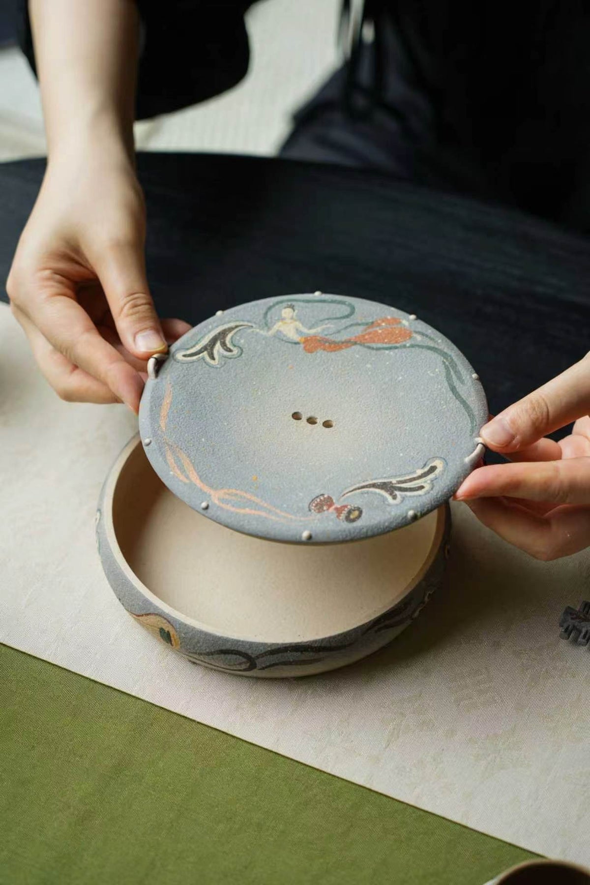 Round reservoir teapot stand with removable draining panel