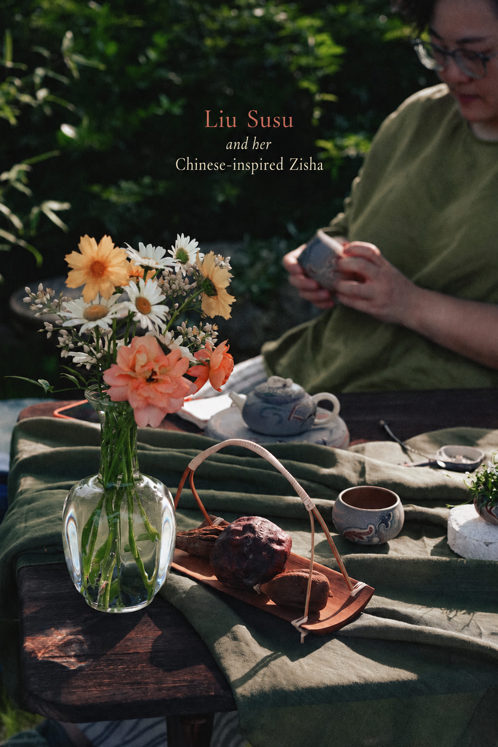 Liu Susu decorating a ceramic piece