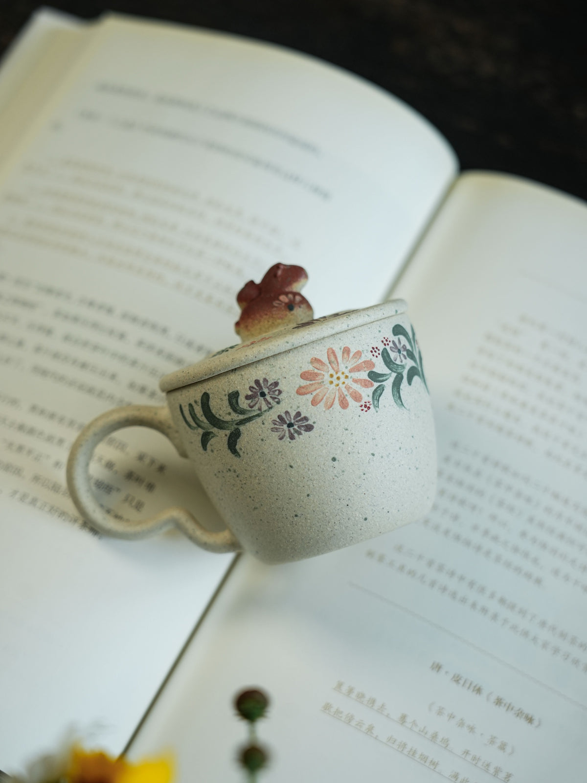 White clay Niu Ma lidded cup with floral clay painting