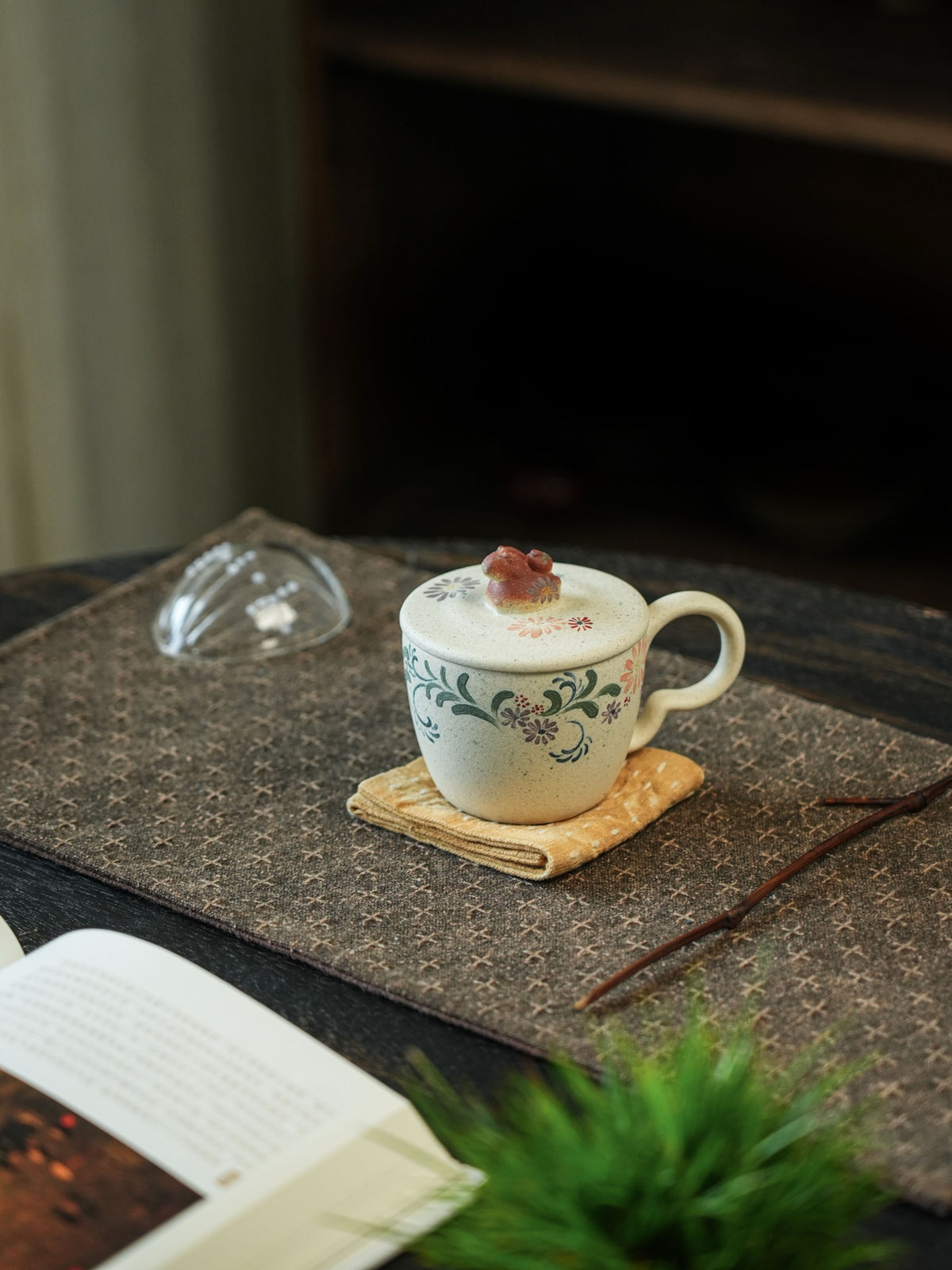 White clay Niu Ma lidded cup with floral clay painting, 200ml