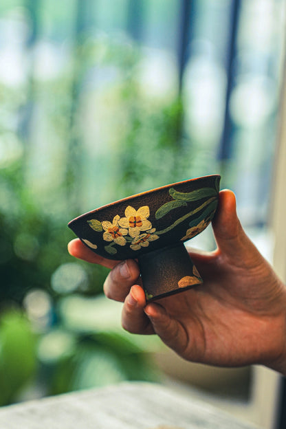 Pedestal bowl with yellow flower decoration