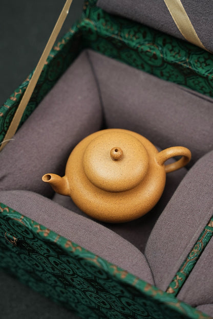 Small Pear-Shaped Yixing Teapot, Huang Jin Duan, 120ml - view 7